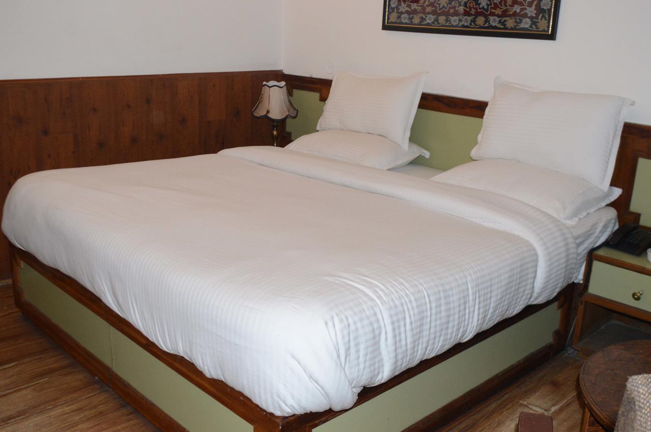 Standard Hotel And Resturant Srinagar (Jammu and Kashmir) Bagian luar foto