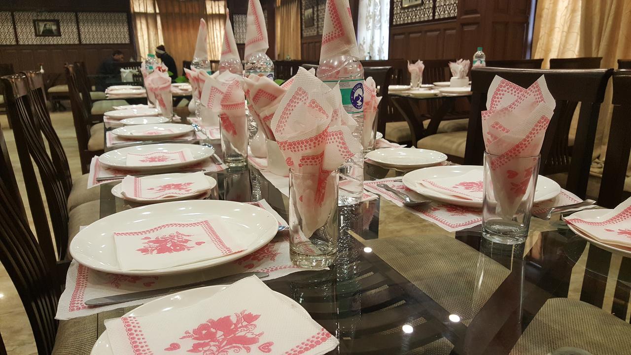 Standard Hotel And Resturant Srinagar (Jammu and Kashmir) Bagian luar foto