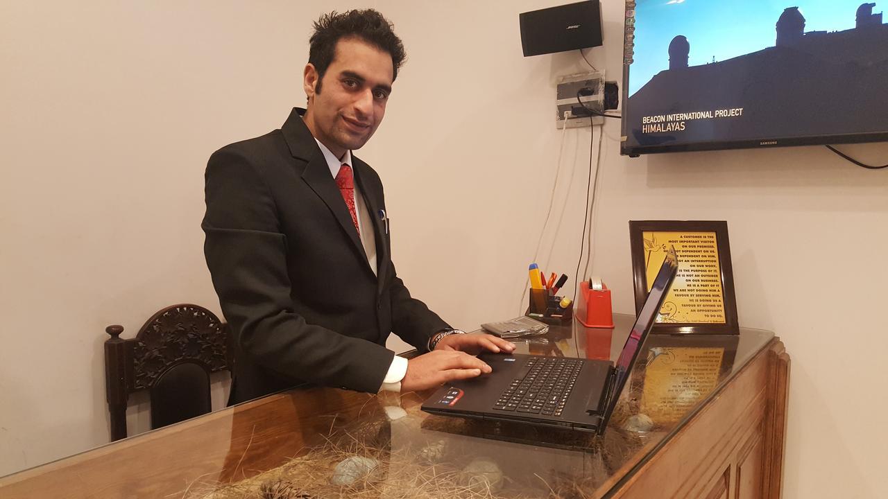 Standard Hotel And Resturant Srinagar (Jammu and Kashmir) Bagian luar foto