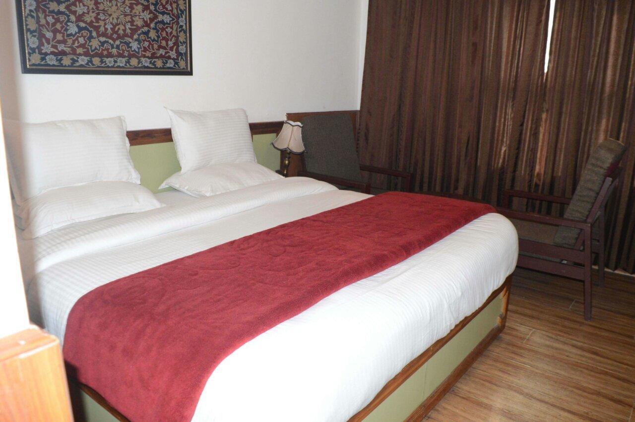 Standard Hotel And Resturant Srinagar (Jammu and Kashmir) Bagian luar foto