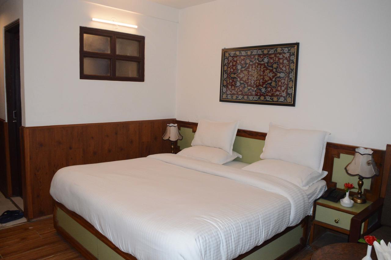 Standard Hotel And Resturant Srinagar (Jammu and Kashmir) Bagian luar foto