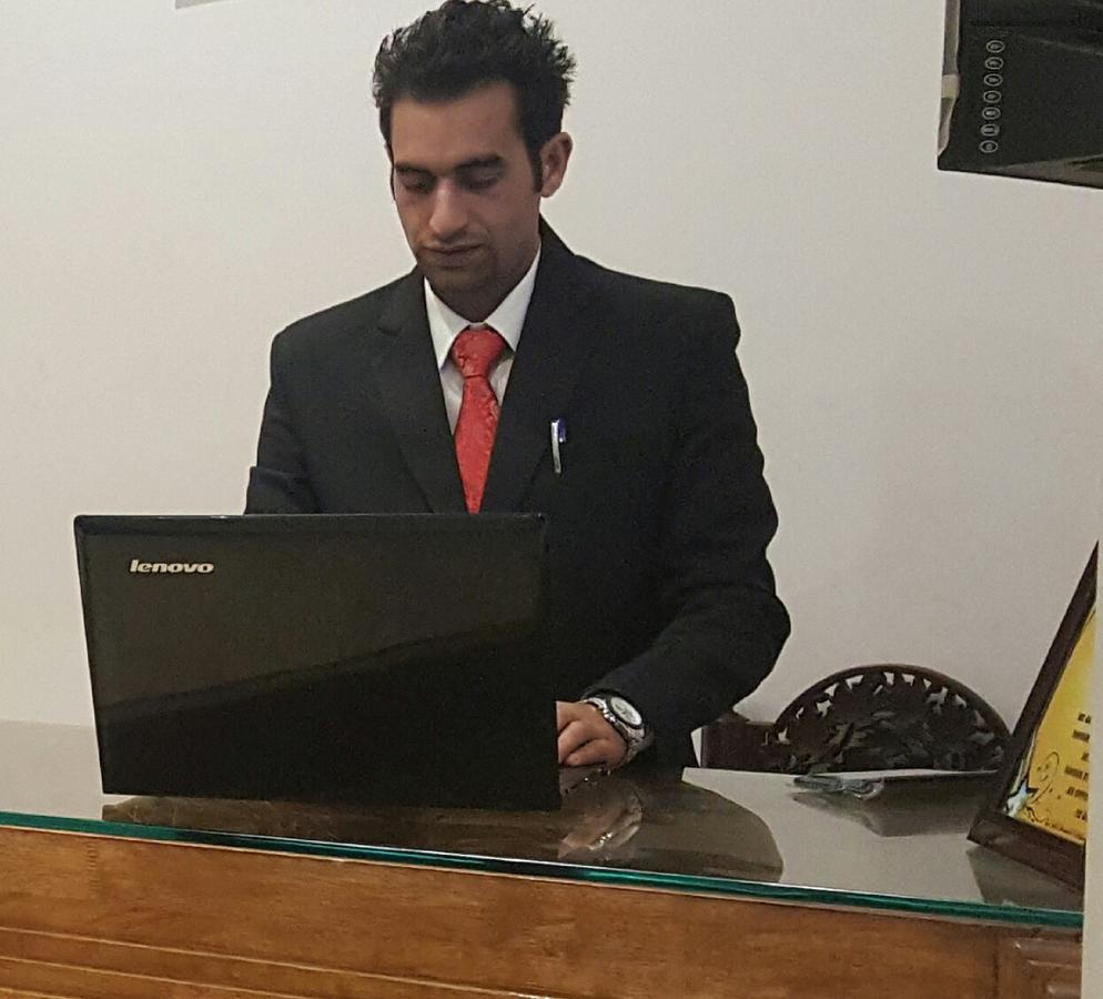 Standard Hotel And Resturant Srinagar (Jammu and Kashmir) Bagian luar foto