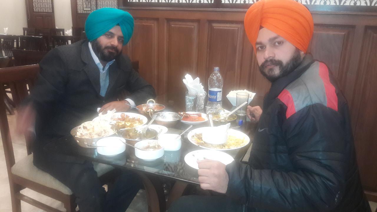 Standard Hotel And Resturant Srinagar (Jammu and Kashmir) Bagian luar foto