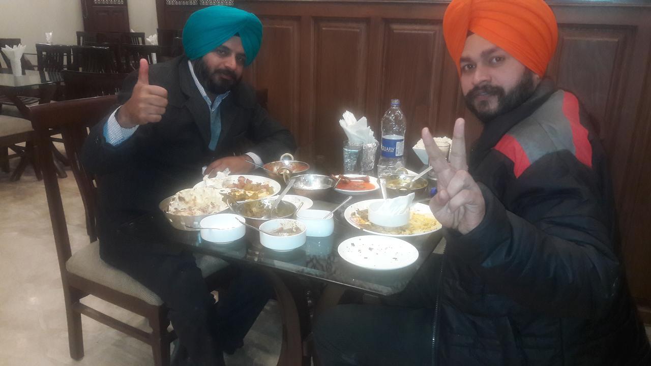 Standard Hotel And Resturant Srinagar (Jammu and Kashmir) Bagian luar foto