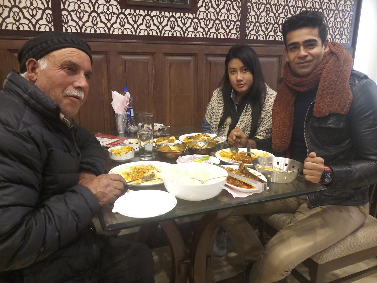 Standard Hotel And Resturant Srinagar (Jammu and Kashmir) Bagian luar foto